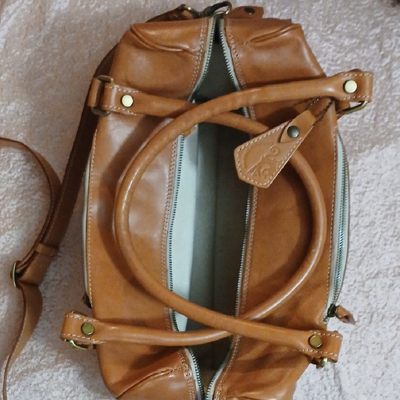 Elegant Tan Leather Handbag - Picture 7 of 10